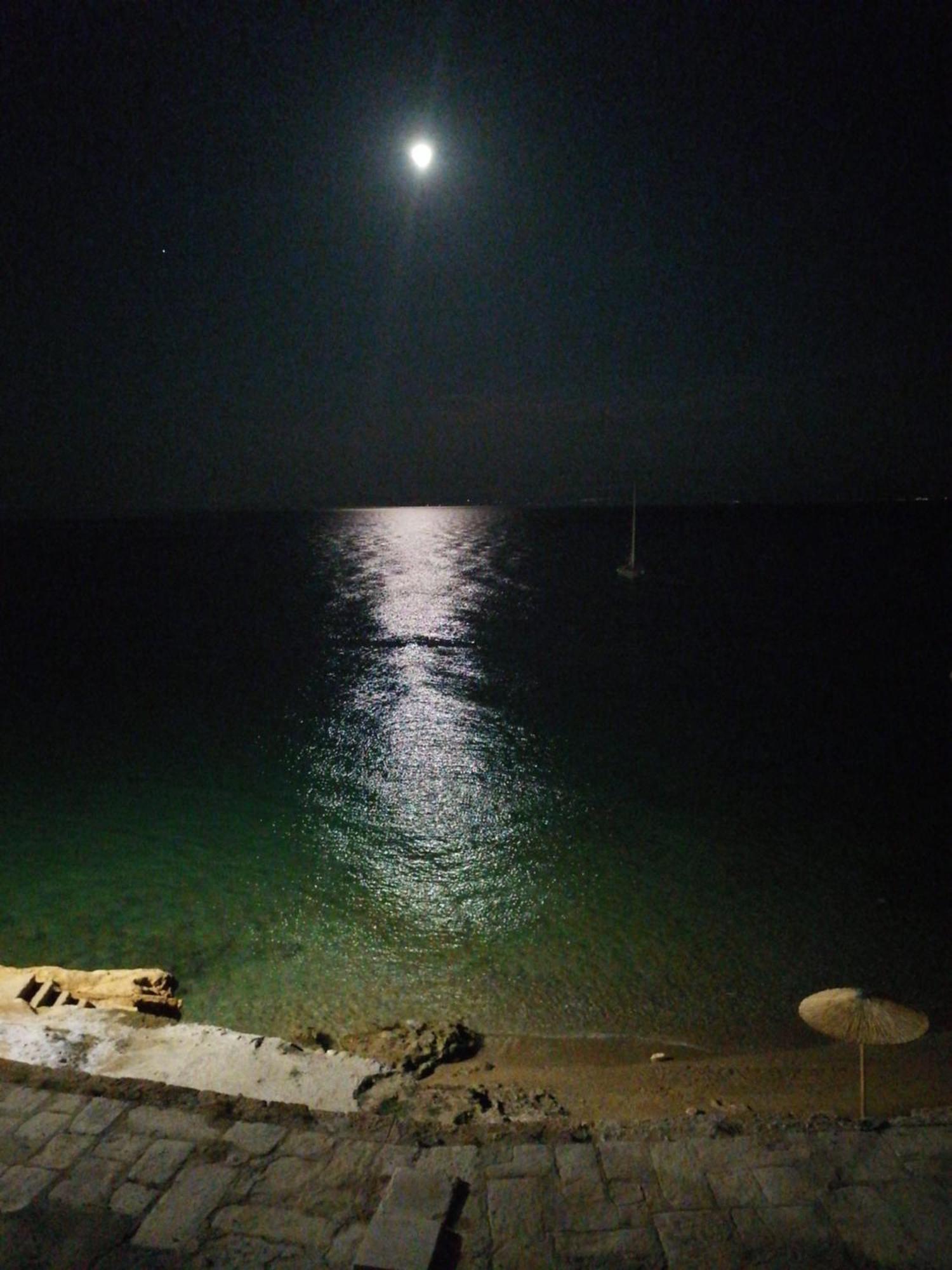 Calypso Beach Hotel Лутра Едипсу Екстериор снимка
